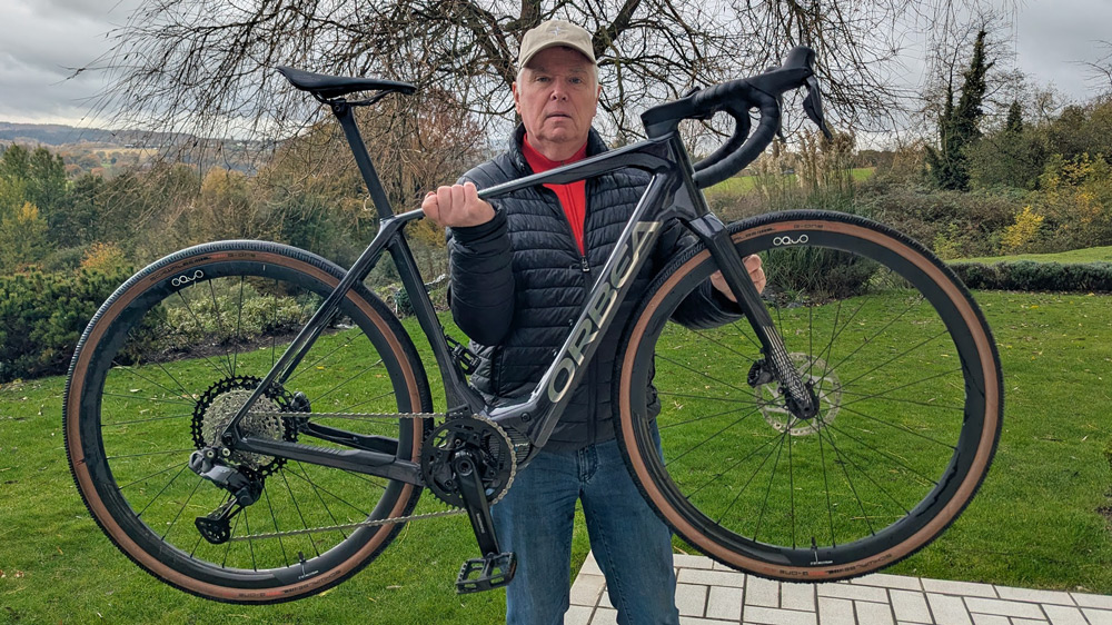 Leichte Übung 
Keine 13 Kilogramm wiegt das Orbea Denna in der Basisausstattung. Entsprechend agil lässt es sich bewegen. Fotos: Rother 