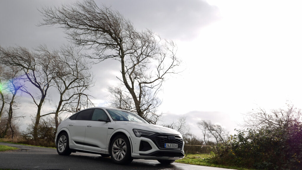 Vom Wind geformt 
Den Straßenbäumen auf Sylt sieht man an, welche Kräfte auf sie einwirken. Auch der Audi Q8 e-tron Sportback ist ein Kind des Windkanals: Dort wurde an der Aerodynamik gefeilt, um den Energieverbrauch zu senken. Mit teilweisem Erfolg. 