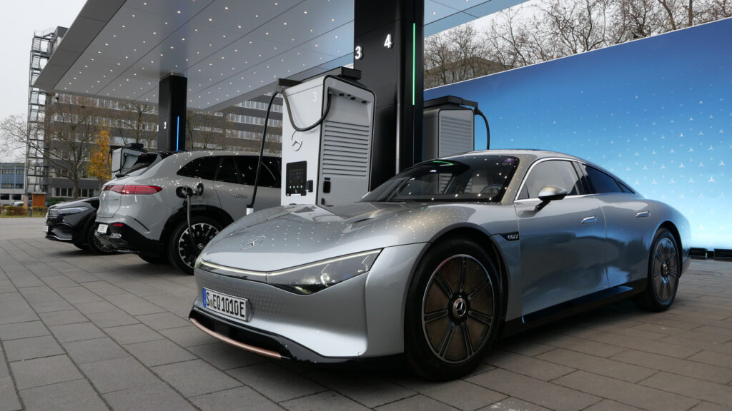 Zukunftsmodell 
Zur offiziellen Einweihung des ersten Charging Hub von Mercedes in Europa kam auch das Konzeptfahrzeug EQXX nach Mannheim.  