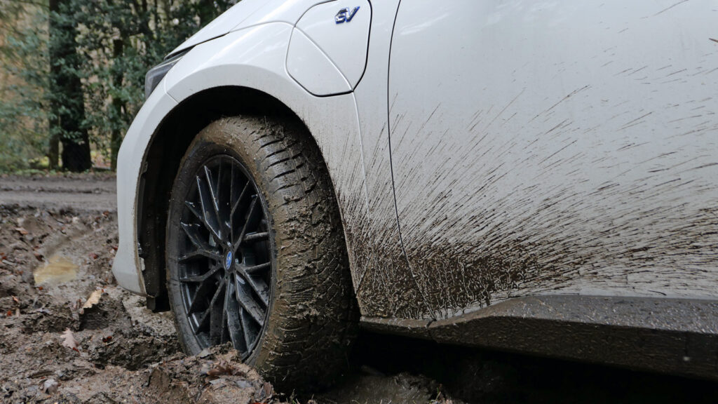 Matsch und Schnee
In zwei Stufen lässt sich das Ansprechverhalten des Allradantriebs modifizieren. Auch die Bodenfreiheit von 21 Zentimetern sorgt für eine erstaunlich gute Geländetauglichkeit des Elektro-SUV, wie der Praxistest erweist.