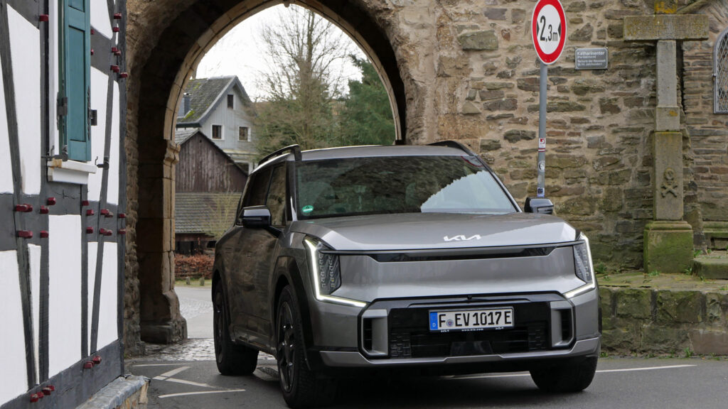 Millimeter work The 2.30 meter wide entrance is no problem for the Kia EV9.  But things can be difficult in an old town like here in the city of Blankenberg, and not just in traffic.  Photo: Rother