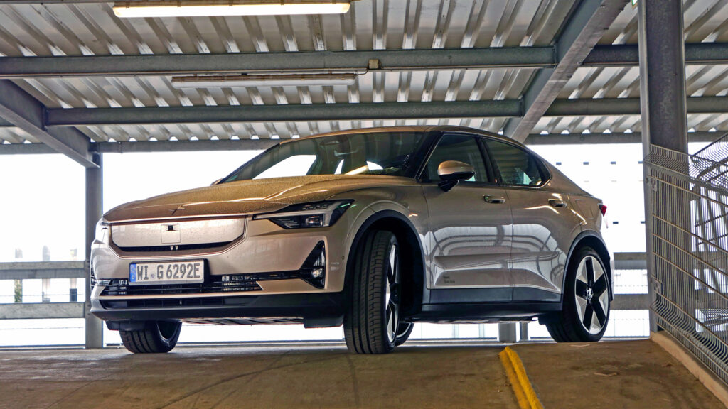 Facelift 
Die neue Front sowie die neuen 20-Zoll-"Pro"Räder stehen dem Polestar 2 gut, die 1200 Euro teure Metallic-Lackerung im Farbton "Jupiter" ist eher Geschmackssache.  Ein echter Gewinn hingegen: Der neue Heckantrieb. 