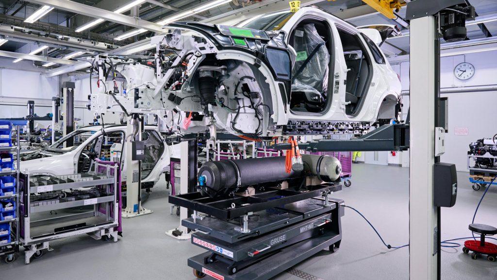 Hochzeit in Handarbeit
 Im Forschungs- und Technologiehaus in Garching bei München hat BMW eine Prototypen-Produktion für den BMW iX5 Hydrogen aufgebaut. In Handarbeit wird der SUV hier mit dem Brennstoffzellenantrieb "verheiratet".
