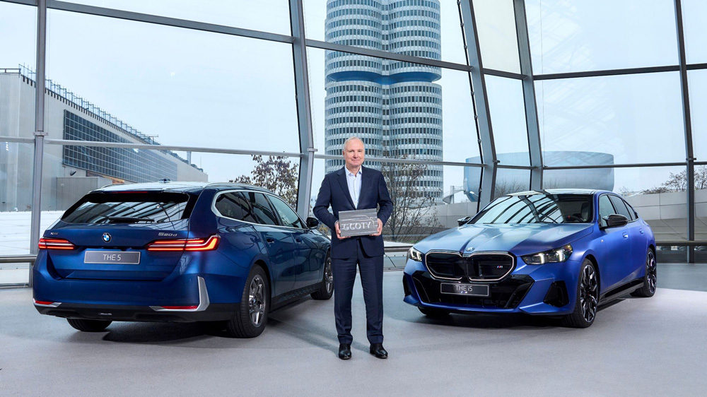 "Bestätigt unsere Produktstrategie" 
BMW-Vertriebsvorstand Jochen Goller mit dem GCOTY-Award vor spektakulärer Kulisse. Foto: BMW 