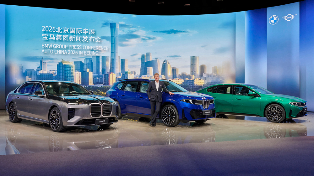 "Wir machen einen großen Sprung – bei den Technologien, beim Fahrerlebnis und beim Design"
BMW-Chef Oliver Zipse mit den neuen Aushängeschildern für die Kunden in China - eine Nummer größer als in Europa. Foto: BMW