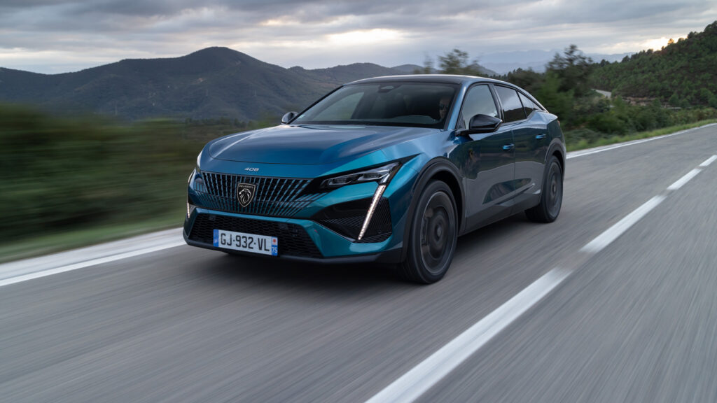 Peugeot e-408 
Bis zu 700 Kilometer soll die Limousine in der vollelektrischen Version stromern können. Der Hersteller hat die Garantie auf den gesamten Antriebsstrang samt Ladegerät jetzt auf acht Jahre oder 160.000 Kilometer verlängert. 