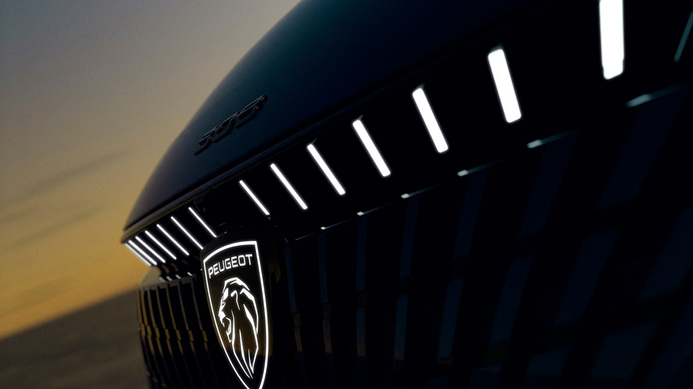 Das haben wir schon mal gesehen
Durchgehende Lichtbänder vorne und hinten sind derzeit schwer angesagt. Eine ähnliche Lichtsignatur ziert auch den Skoda Elroq.