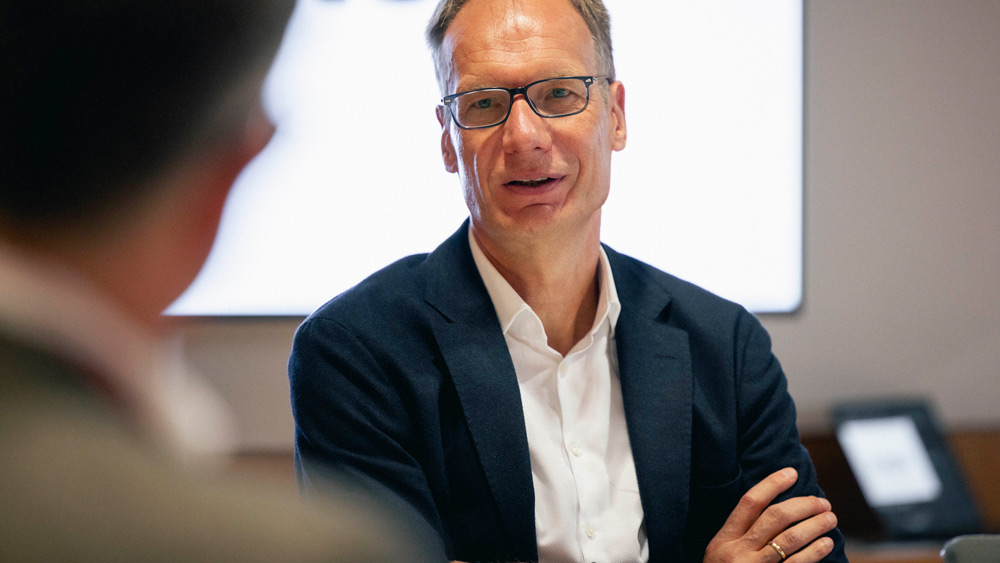 "Direktvertrieb online mag funktionieren, aber nicht für die breite Masse."
Michael Lohscheller ist ein Anhänger klassischer Vertriebsmodelle. Bei Polestar setzt er inzwischen auf 169 Autohändler. 