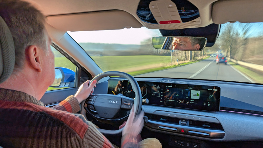 Ganz entspannt
Die Raumökonomie ist hervorragend, der Bedienkomfort hoch, der Stromverbrauch niedrig: Der Kia EV4 weiß vor allem auf der Fernstrecke zu begeistern. Nur die Darstellung des Straßenetzes auf dem Navi-Bildschirm könnte etwas feingliedriger sein.