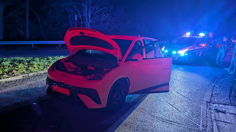 Ende der Dienstfahrt
Noch fünf Kilometer Restreichweite hatte der Dolphin, als im Display die Aufforderung auftaucht, eine Ladestation aufzusuchen. Beim Stopp an der nächsten Ampelanlage stellt dann erst der Antrieb des Dolphin, dann auch das Bordnetz die Arbeit ein - plötzlich stehen wir ungesichert im Dunkeln in der Autobahnausfahrt. Eine Polizeistreife verhindert Schlimmeres. Fotos: Rother