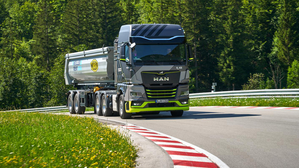 MAN hGTX 
In einer Kleinserie von 200 Exemplaren bietet der Nutzfahrzeughersteller aus München schon seit 2025 einen Lkw an, dessen Dieselmotor mit Wasserstoff betrieben wird. Die Kolbenbaugruppe des Sechszylinders stammt von Mahle. Foto: MAN   