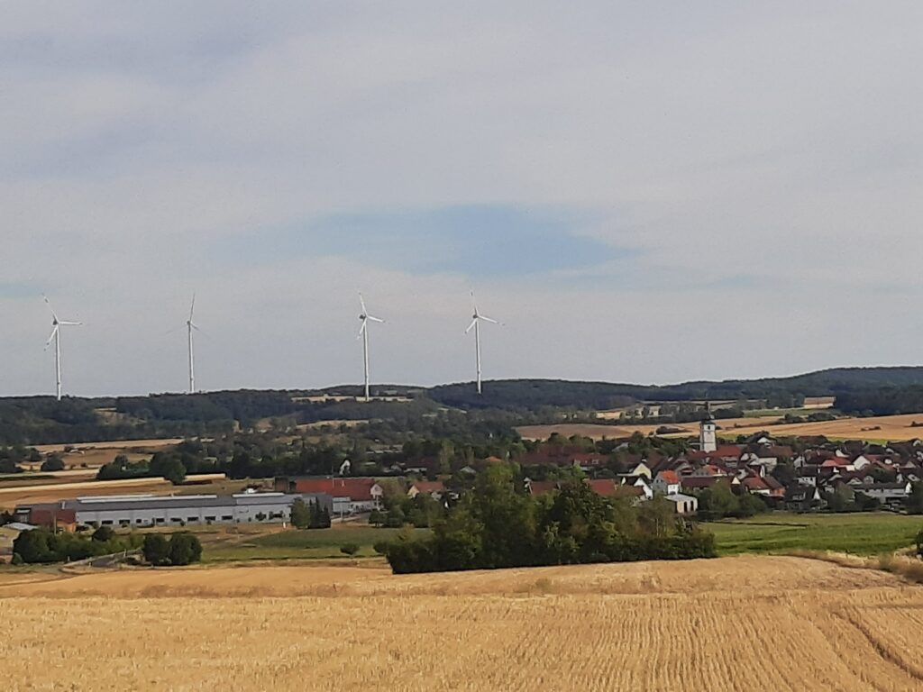 Panorama von Grossbarsdorf. Windkraftanlagen und Biogasanlage der Bürgerenergie.