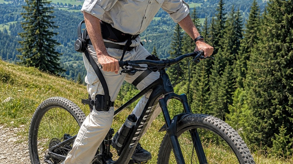 E-Bike der anderen Art
Das Exoskelett schiebt mit leichtem Surren nicht wie ein klassisches E-Bike über die Kurbel, sondern zieht direkt am Bein.
