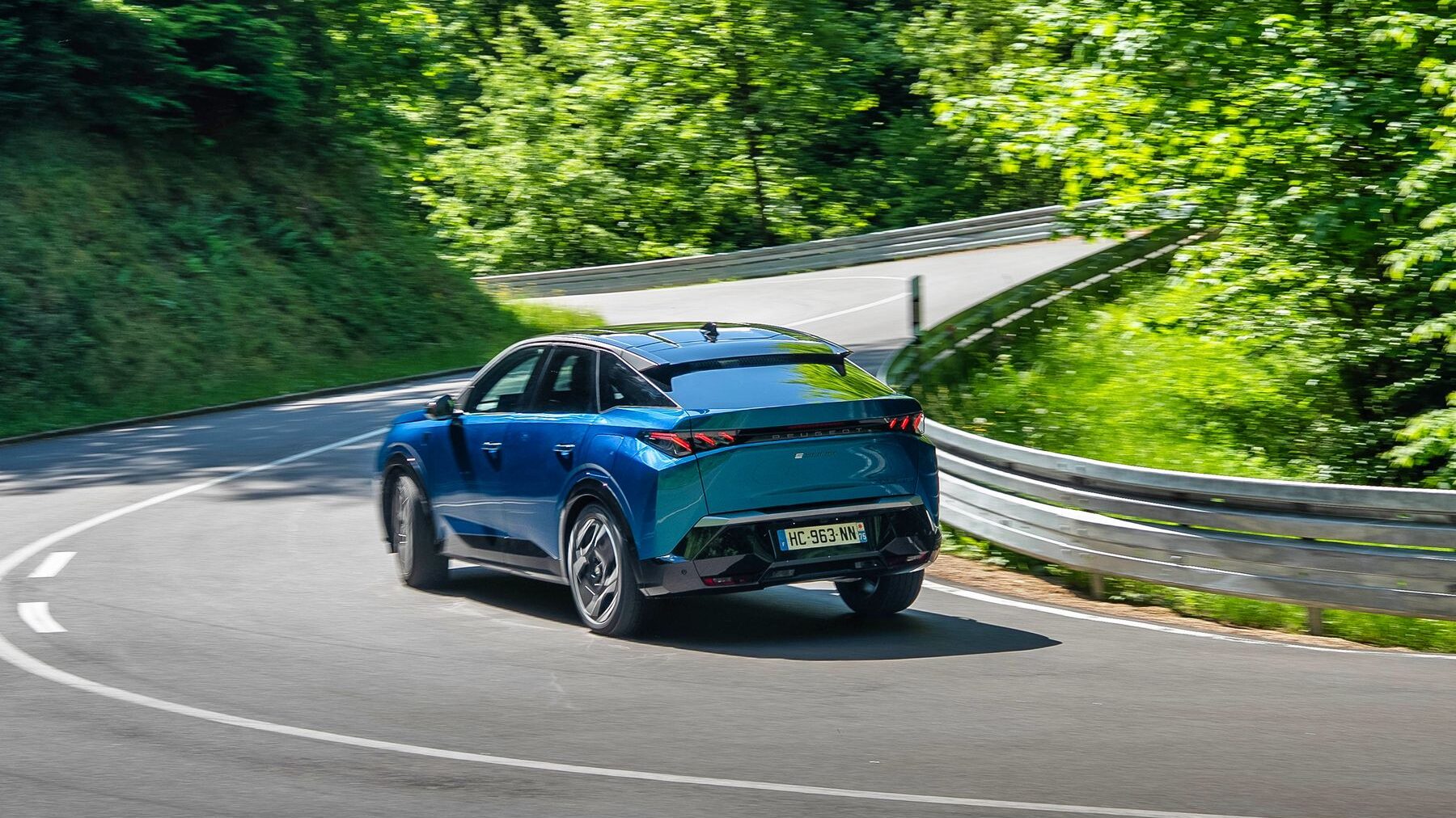 Kurvenkünstler
Dank des Allradantriebs geht der Elektro-Crossover deutlich flotter um die Kurve als die frontgetriebene Basisversion.