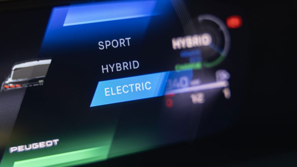 Auf Knopfdruck elektrisch 
Bis zu 60 Kilometer soll der Peugeot stromern können, mit Geschwindigkeiten von bis zu 135 km/h. Vorausgesetzt, im 12,4 kWh-Akku steckt noch ausreichend Strom. 
