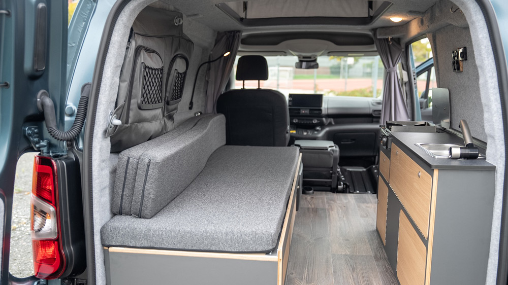 Tiny House auf Rädern
Der bayerische Wohnmobilausrüster Alpincamper hat den kleinen Peugeot Partner gut isoliert und wohnlich eingerichtet.