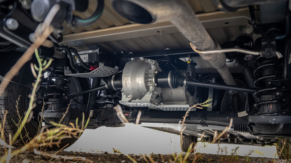 Dangel-Lösung
Der französische Allrad-Spezialist hat einen Niedervolt-Elektromotor an das Hinterachsdifferential gepackt und mit einer 4,8 kWh großen Batterie verbunden, um den Peugeot Partner bei Bedarf mit Allradantrieb aus dem Dreck zu ziehen. Fotos: Fabian Mechtel