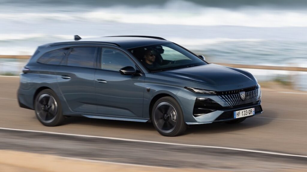 Mit neuen Löwentatzen
Im Zuge der Modellpflege gab es für den Peugeot 308 eine modifiziert Front mit neuen LED-Scheinwerfern und einem Markenlogo, das auch bei Tag leuchtet - in der Hoffnung, das darüber das Überholprestige wächst.