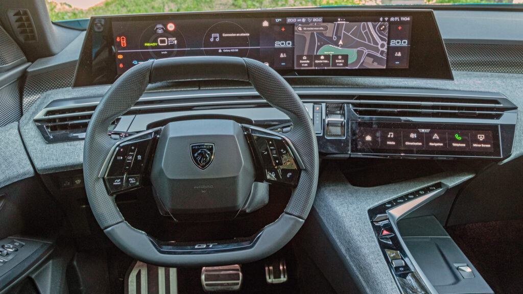 Fast wie im Rennsport 
Das Lenkrad im Peugeot ist, um die Sicht auf die digitale Landschaft nicht zu stören, relativ klein. Und es sitzt auch sehr tief. 
