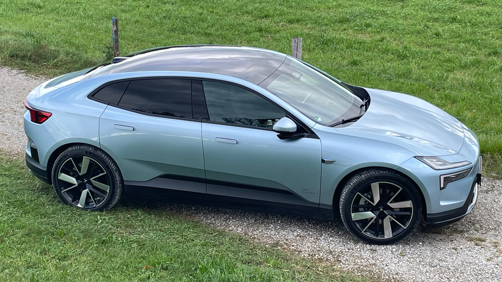 Sportliche Dachlinie
Eine Mischung aus Sport-Utility und Sport-Coupé soll der neue Polestar 4 sein. Auf den ersten Blick ist es eine Limousine.  