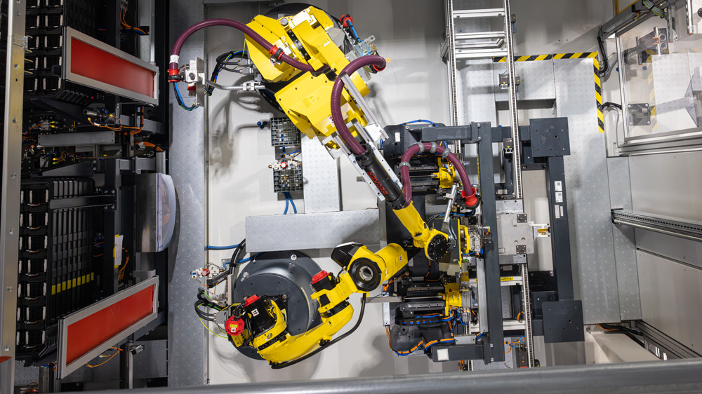 Smarte Arbeitsteilung
In Horná Streda hat Porsche Werkzeugbau eine hochmoderne Batteriefertigung aufgebaut. Roboter setzen hier die Pouchzellen zu Stacks zusammen, stapeln sie zu Zellfahnen und setzen sie ins Modulgehäuse, wo sie von beiden Seiten Kühlplatten erhalten. Komplettiert werden sie später bei Webasto - um passgenau in die Cayenne-Fertigung nach Bratislava gebracht zu werden.    