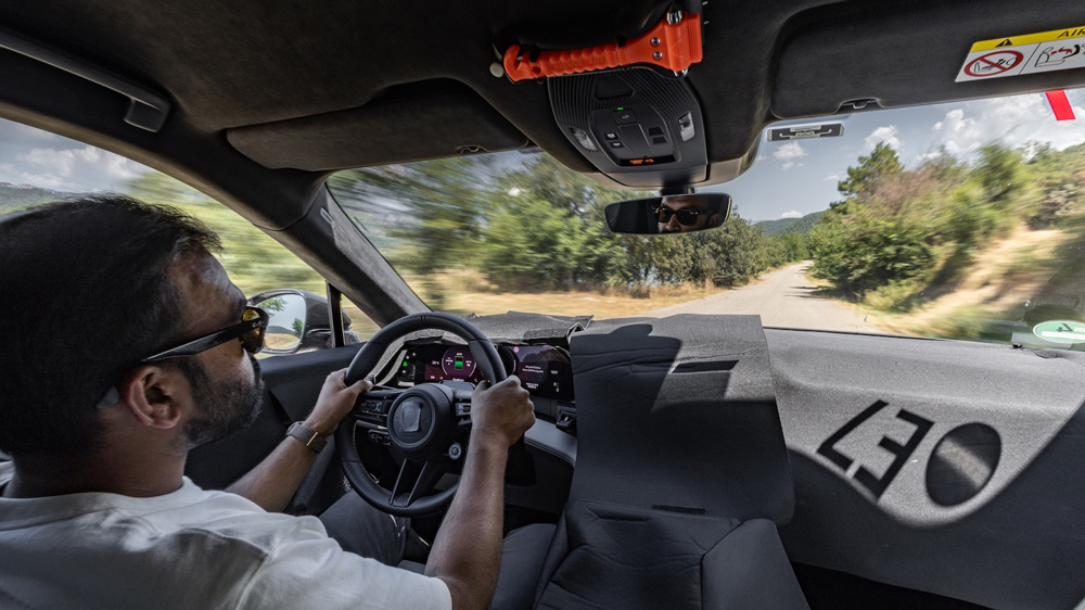 Mit Nothammer im Tarnmodus
Der Innenraum des Porsche Cayenne Electric war bei der Prototypenerprobung noch stark getarnt. Sogar das Porsche-Logo im Lenkrad war abgeklebt. Teilweise freigelegt ist das großflächige und leicht gebogene Info-Display des Porsche-typischen Cockpits. Fotos: Porsche