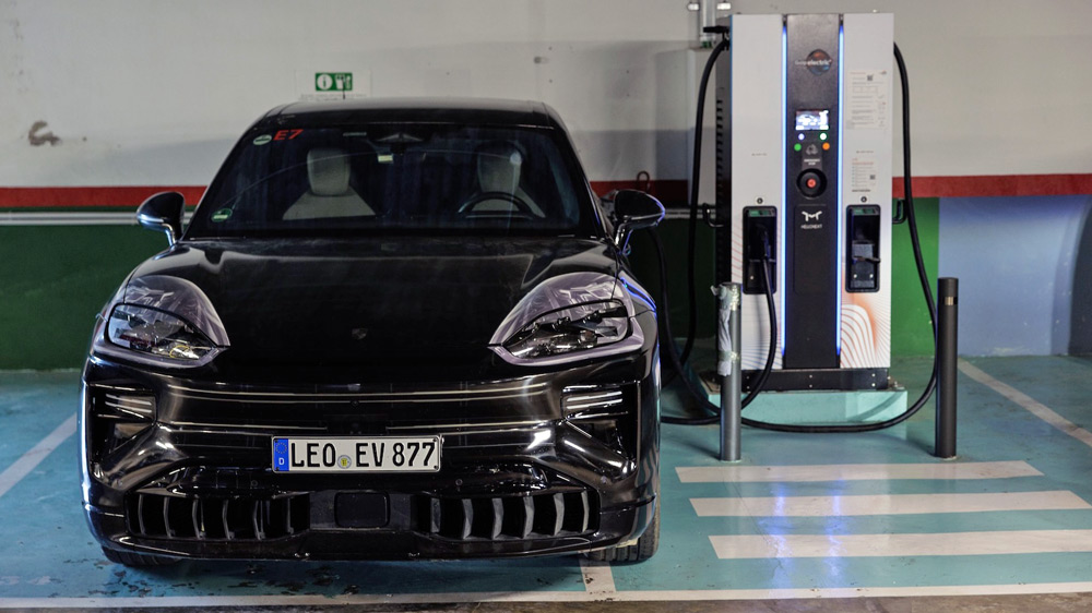 Lade-Monster
Gleichstrom nimmt der Porsche Cayenne Electric dank eines 800-Volt-Bordnetzes mit bis zu 400 Kilowatt auf.
