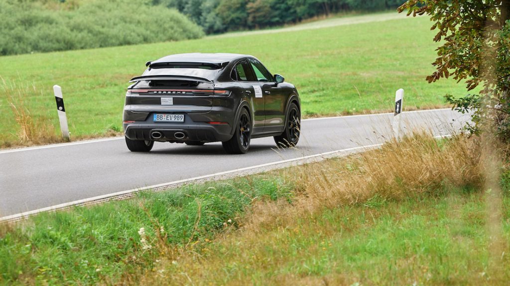 Dezent ist anders 
Der Porsche Cayenne E-Hybrid macht keinen Hehl aus seiner Antriebsleistung - und der Tatsache, dass die Elektromotoren hier nur ein Hilfsantrieb sind und eigentlich nur der besseren Beschleunigung dienen. Fotos: Porsche