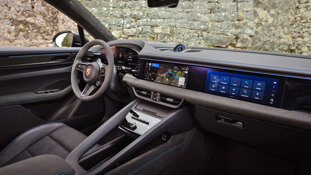 Es ist angerichtet 
Der GTS unterscheidet sich nur durch Schriftzüge an den Sitzen und auf den Einstiegsleisten von seinen Schwestervarianten. Vorne gibt es adaptive Sportsitze, auf Wunsch mit Lederbespannung. Das Beifahrer-Display ist aber auch hier aufpreispflichtig. Fotos: Porsche