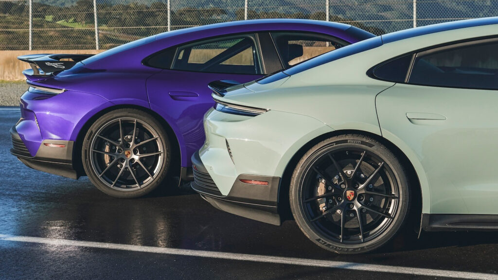 Da knistert der Asphalt
Zusammen mit dem neuen Supersportler hat Porsche auch zwei neue Lackierungen ins Lieferprogramm aufgenommen: Purplesky und Shadegreen. Für noch mehr Aufsehen dürfte der Taycan Turbo GT mit Weissach-Paket (links) sorgen. 