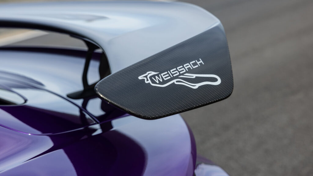 Weissach verleiht Flügel
Der Taycan Turbo GT mit Weissach-Paket ist für die Rundstrecke ausgelegt. Zugunsten eines noch besseren Leistungsgewichts wird hier unter anderem auf die Rücksitzbank verzichtet - das spart 70 Kilogramm. 