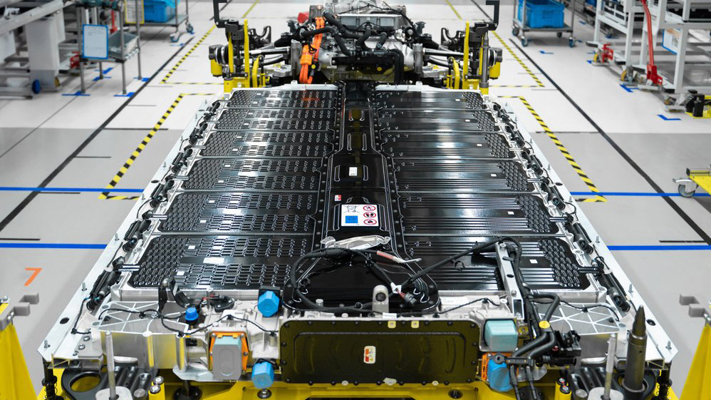 Kraftpaket
Porsche setzt beim Cayenne Electric auf Pouchzellen von CATL mit Graphit-Silizium-Anoden und NMCA-Kathoden. In einer eigenen Batteriefabrik in der Slowakei werden 192 davon zu einem Akku mit einer Kapazität von 113 kWh zusammengesetzt. Foto: Porsche