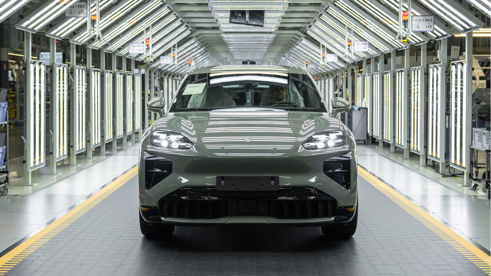 Grün ist die Hoffnung
Mysticgrünmetallic heißt die Kommunikationsfarbe des neuen Porsche Cayenne Electric, der hier im Lichtkanal final gesichtet wird.