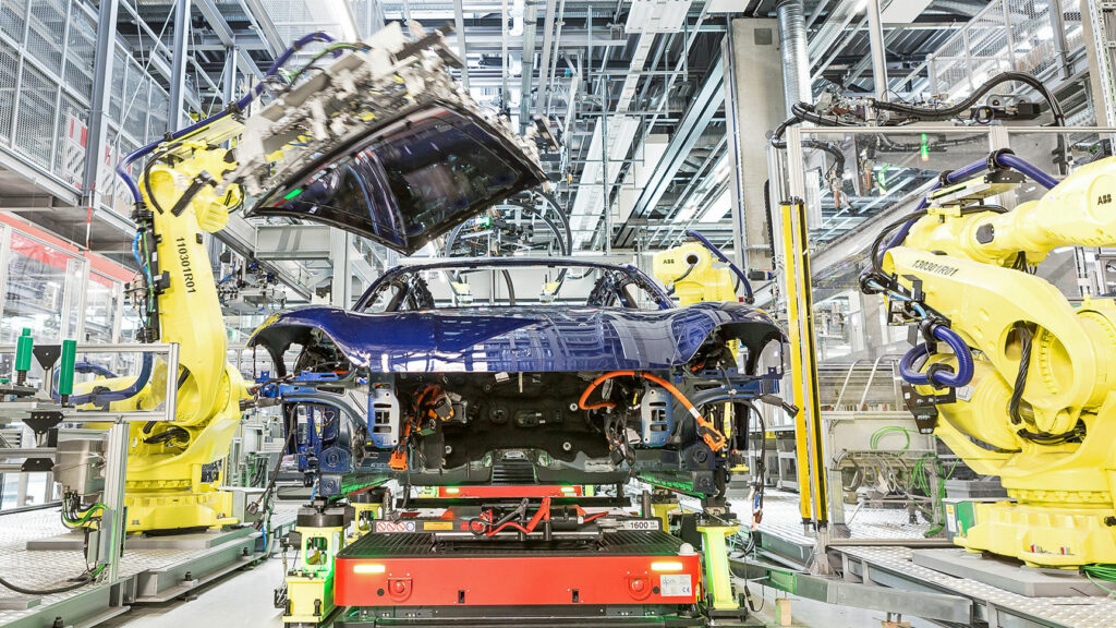 Taycan-Produktion in Zuffenhausen 
Nach dem Produktionsstopp im März laufen die Bänder inzwischen wieder auf vollen Touren, um die Wartelisten abzuarbeiten. Foto: Porsche 