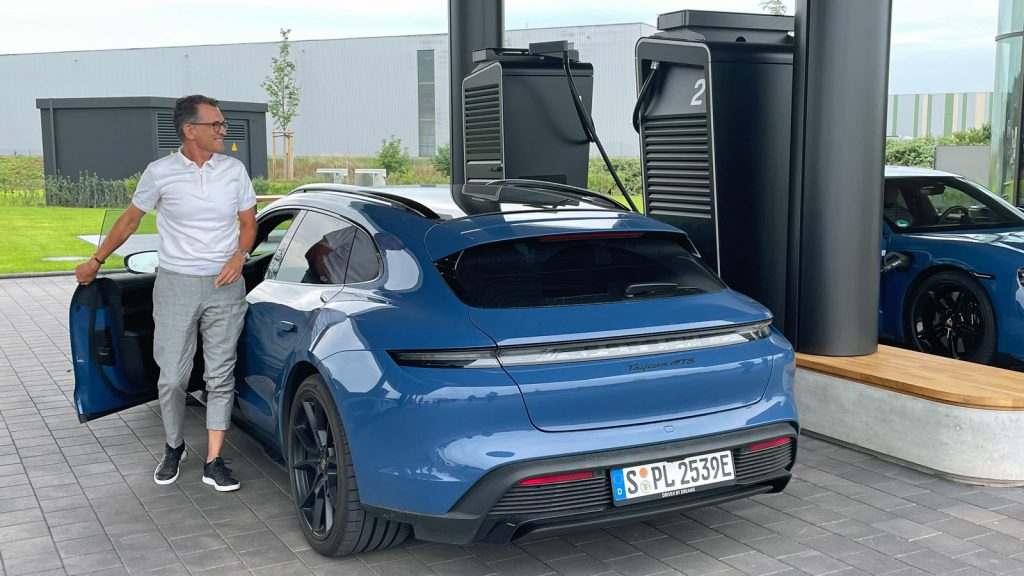 Hier lädt der Chef selbst 
Alexander Pollich, Geschäftsführer der Porsche Deutschland GmbH, kam mit seinem Taycan Sport Turismo nach Bingen.