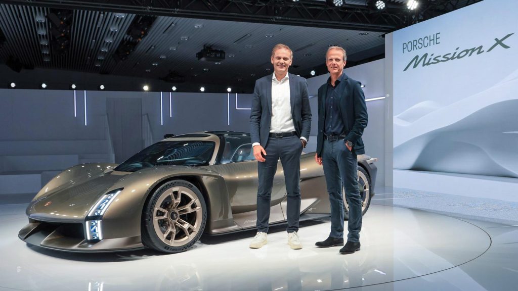 Träume wagen
Porsche-Chef Oliver Blume und Chefdesigner Michael Mauer (v.l.) wollen mit dem Mission X ein neues Hypercar auflegen, das erste von Porsche mit einem Elektroauto. Fotos: Porsche 