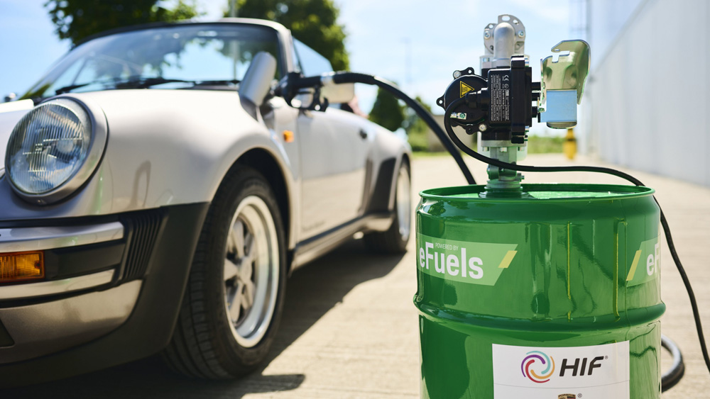 Einfach Super 
E-Fuels können in allen konventionellen Benzinmotoren eingesetzt werden, ohne dass konstruktive Änderungen notwendig wären. Selbst Oldtimer können auf diese Weise noch klimaverträglich betrieben werden. 