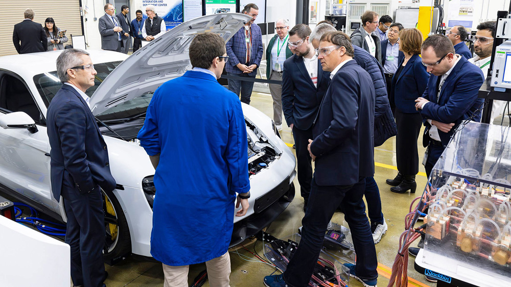 Beeindruckt
Bei einem Besuch in Tennessee ließen sich Manager von Volkswagen die induktive Ladetechnik erklären, die das Forschungslabor an einem Porsche Taycan mit Erfolg getestet hatten. Bilder: Carlos Jones/ORNL, U.S. Dept. of Energy