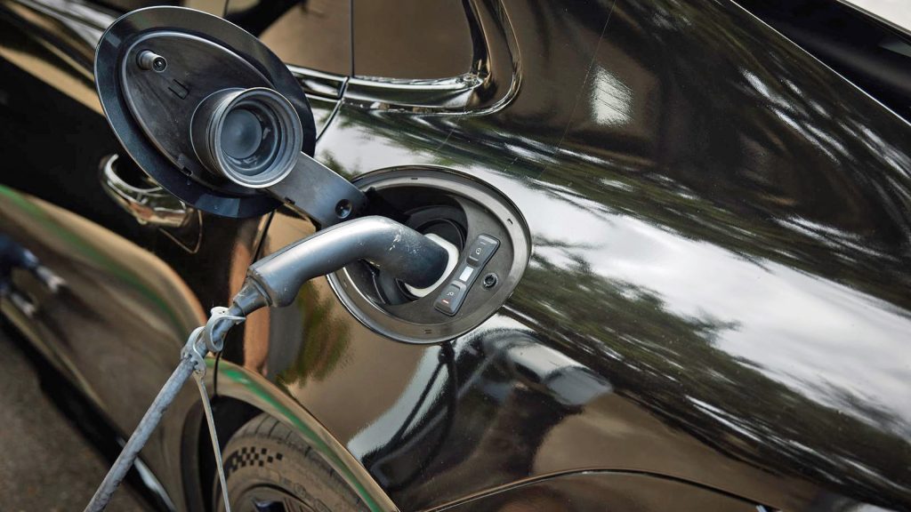 Weiter ohne CCS-Anschluss 
Im Unterschied zu Mercedes verzichtet Porsche auf die Möglichkeit, den Akku des Turbo E-Hybrid schnell zu laden. Mehr als 7,2 kW Wechselstrom verkraftet der Onboard-Charger auch im Modelljahr 2024 nicht. Fotos: Porsche 