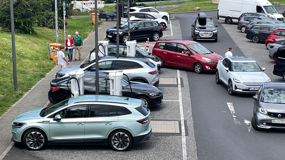 Das nennt man "Queuing" 
In der Ferienzeit kann es an den Schnellladestationen entlang der Hauptreiserouten gen Süden - wie hier an der A3 bei Bad Camberg - schon einmal zu Staus und Wartezeiten kommen. Wohl dem, der dann noch Reserve-Strom im Akku hat.