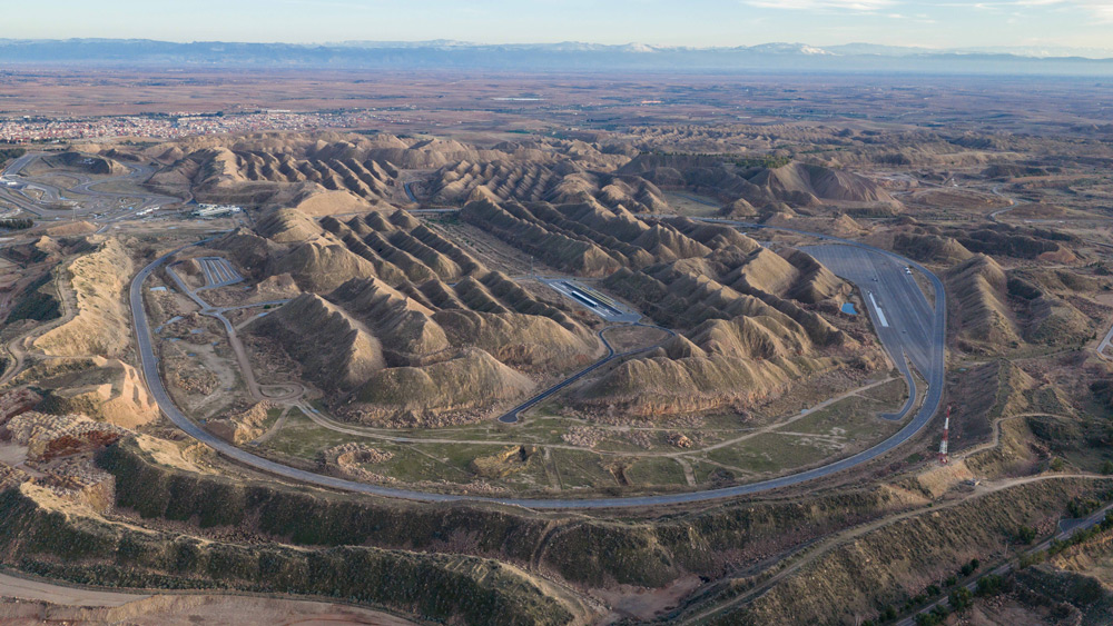 Runde um Runde
Auf dem Testzentrum Oued Zem im marokkanischen Atlas-Vorgebirge legte der vollelektrische Renault-Bolide kurz vor Weihnachten auf 239 Runden über 1000 Kilometer mit einer Akkuladung hin. 