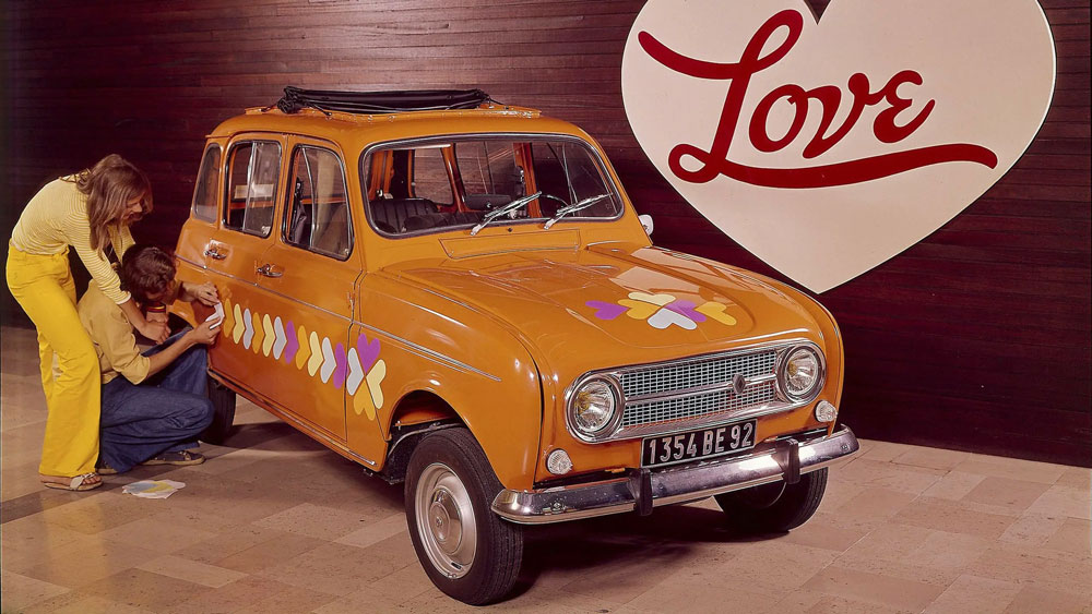 Hippie-Flower-Power 
Der R4 war in den 1960er Jahren Sinnbild eines Autos, das sich nicht an gesellschaftliche Konventionen hält. Das Faltdach war Kult.