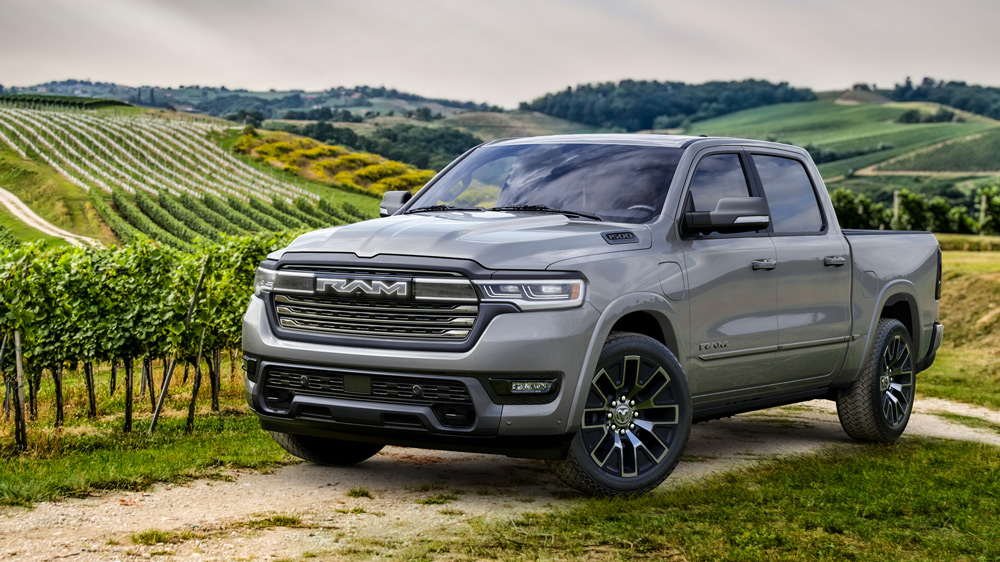 1100 Kilometer ohne Tank- und Ladepause
Dodge hatte ursprünglich eine vollelektrische Version des Pickup geplant, ersetzt diese aber nun durch einen BEV mit Range Extender.