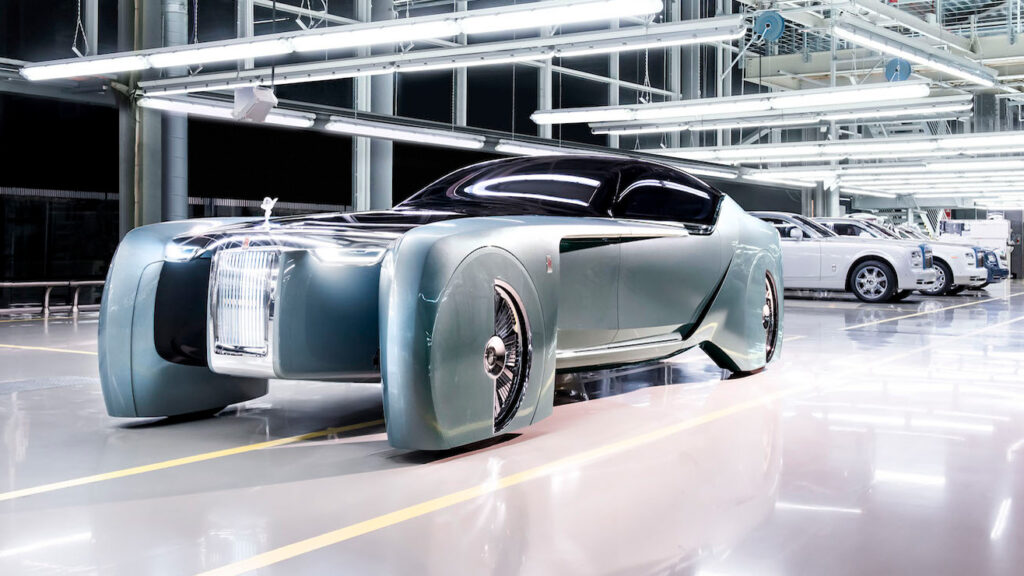 "Vision Next 100"
Zur Feier des 100-jährigen Bestehens von BMW bauten die Briten ein Konzeptauto. Mit Elektroantrieb und für das Zeitalter des vollautonomen Fahrens: Der Rolls-Royce für das Jahr 2040 hatte schon kein Lenkrad mehr. Foto: Rolls-Royce