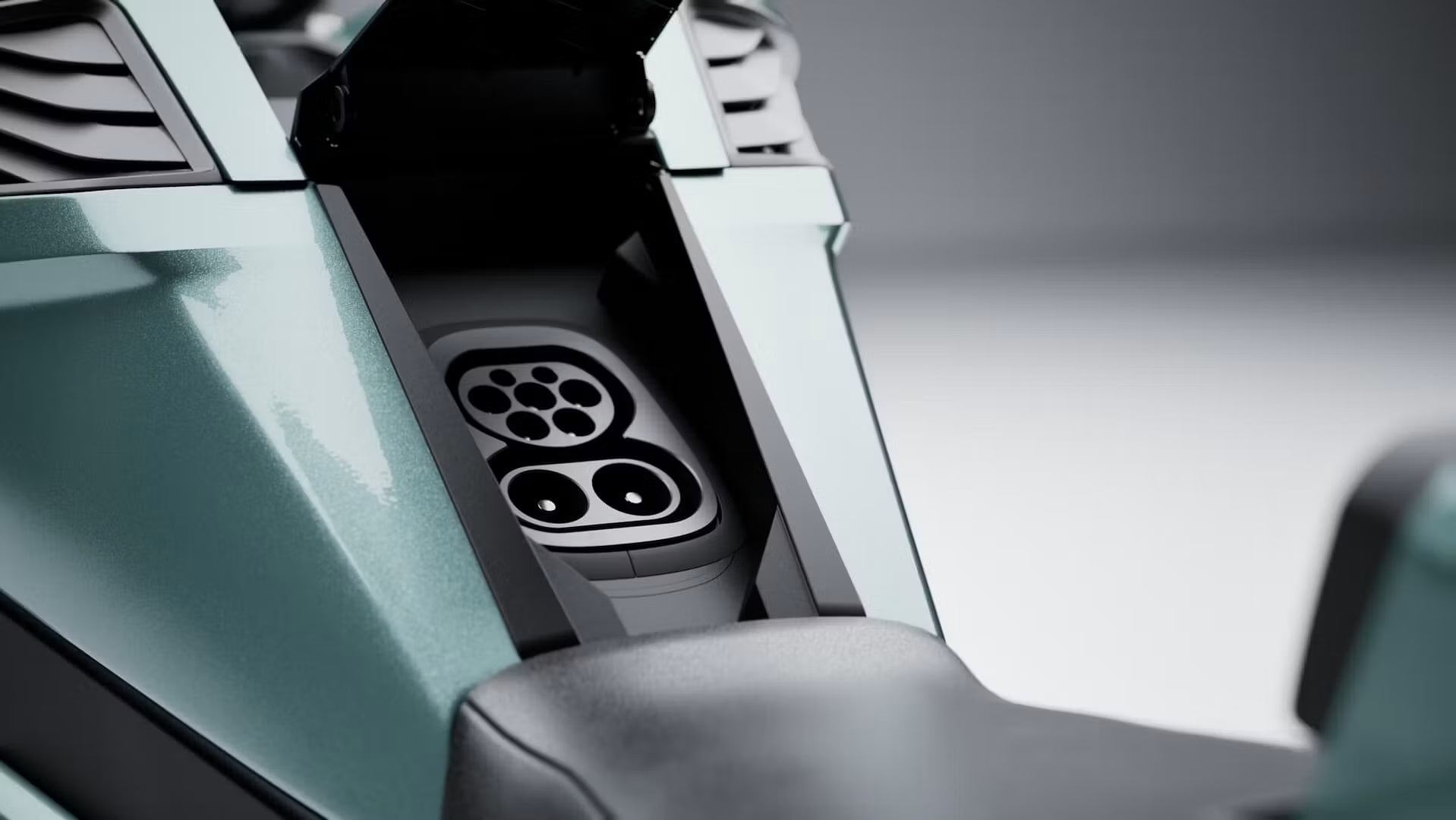 Für kurze Ladepausen
Die Verge TS Pro hat über einen CCS-Anschluss, über den an Schnellladesäulen Strom mit bis zu 200 kW aufgenommen werden kann.