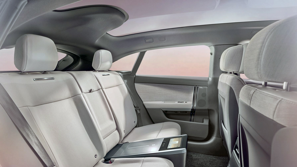 Ultrafabrics statt Rindsleder
Der Range Rover GT startet mit einem veganen Innenraum. Lederersatz soll sich nicht so schnell aufwärmen, heißt es zur Begründung.