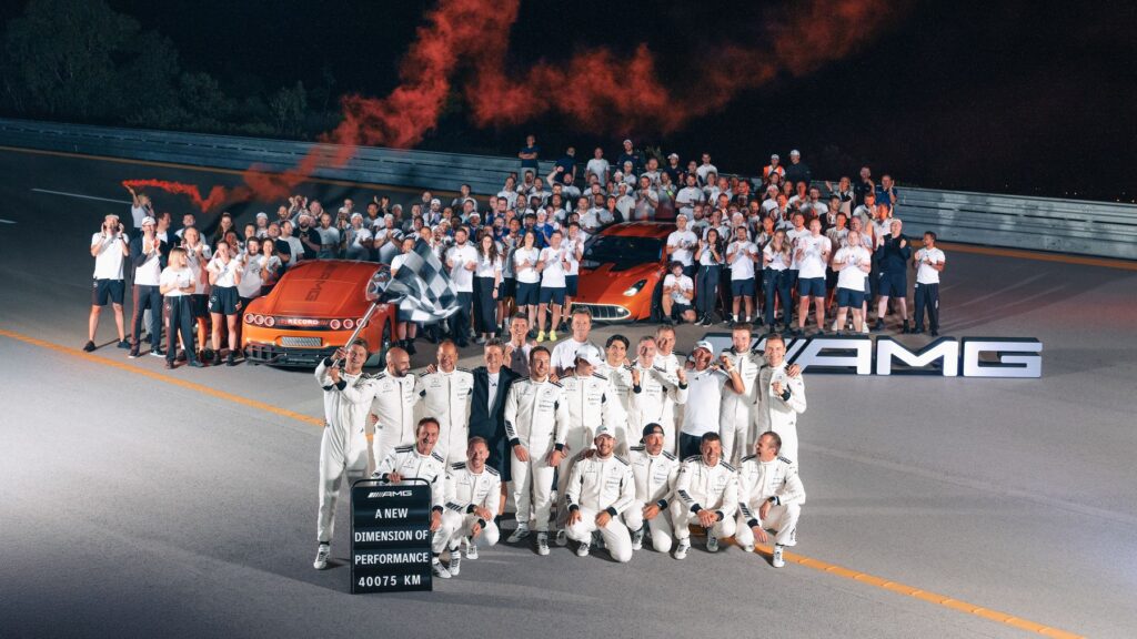 Mercedes-Mitarbeiter in Feierlaune
In den vergangenen Monaten hatten elektrische Hyper-Cars aus China den Schwaben immer wieder die Show mit Rekordfahrten gestohlen. Mit der Rekordfahrt in Nardo ist die alte Ordnung nun zumindest für eine Weile wieder hergestellt.