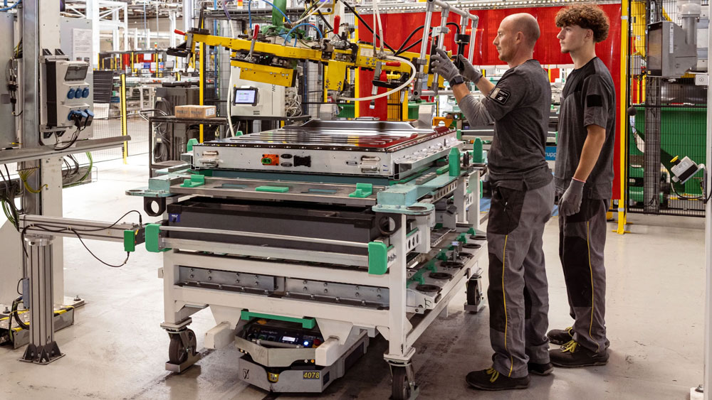 Batteriemontage im Renault-Werk Douai
Der Aufbau einer lückenlosen europäischen Rohstoff- und Raffineriekette braucht Zeit. Die Batteriezellen etwa für den Renault 5 liefern aktuell noch die chinesisch-japanische AESC (Automotive Energy Supply Corporation) und LG Energy Solution (LGES) aus Korea zu.