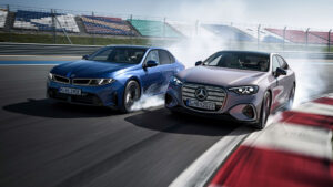 Mercedes C-Klasse und BMW i3 im Rennen