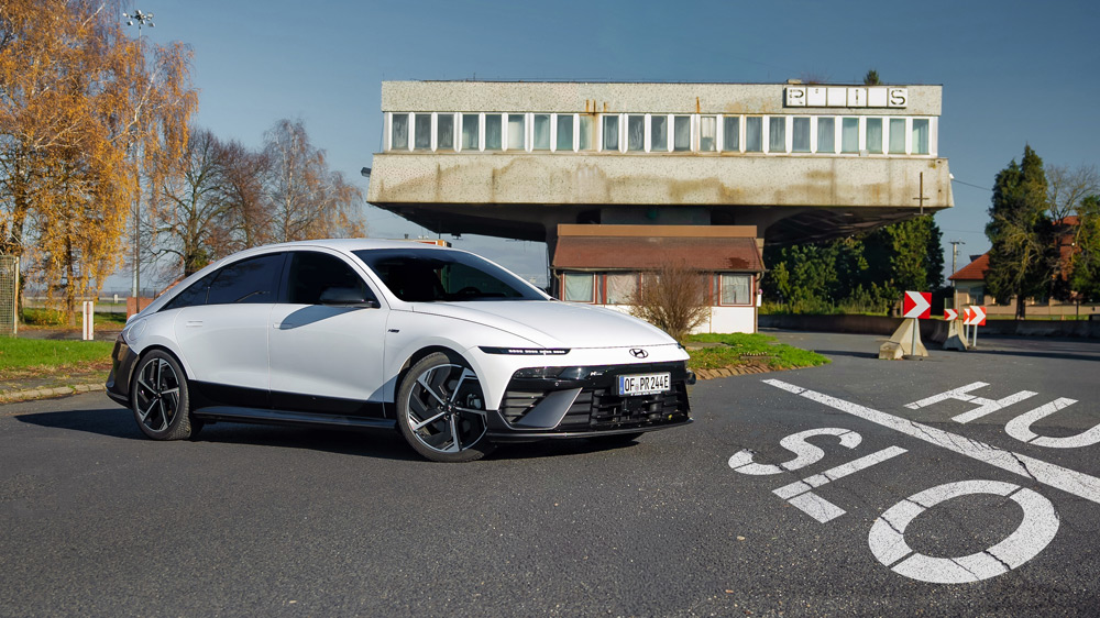 Kleiner Grenzverkehr 
Kontrolliert wird am Grenzübergang von Slowenien nach Ungarn nur noch sporadisch, die Station ist entsprechend heruntergekommen. Ganz im Unterschied zu unserem Hyundai Ioniq 6, der durch ein Facelift neuen Glanz bekommen hat.    